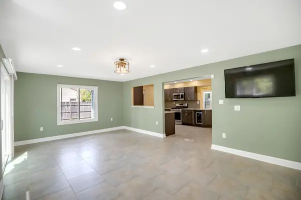 53 Pinewood Ln, Sicklerville, NJ 08081