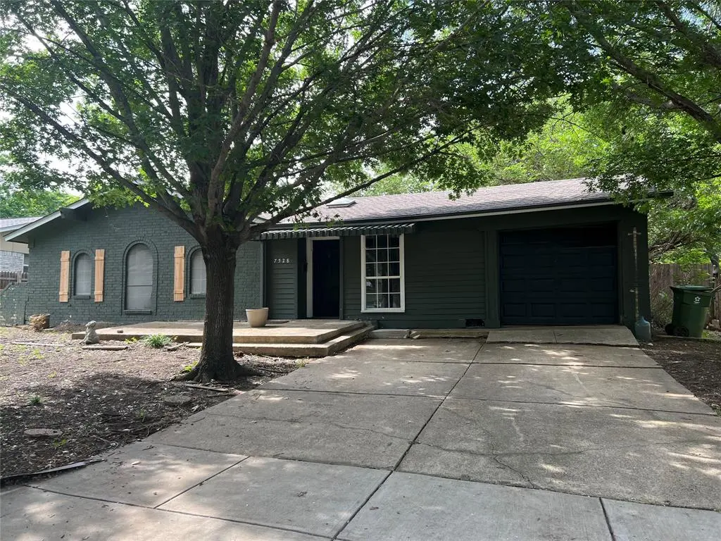 7528 Deaver Dr, North Richland Hills, TX 76180