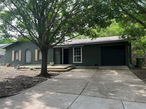 7528 Deaver Dr, North Richland Hills, TX 76180