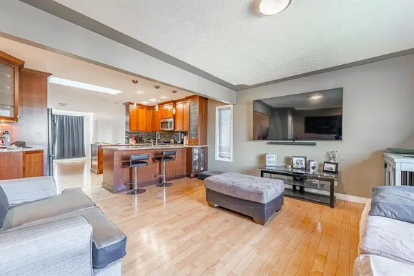 4020 3 St NW, Calgary, AB T2K 0Z8