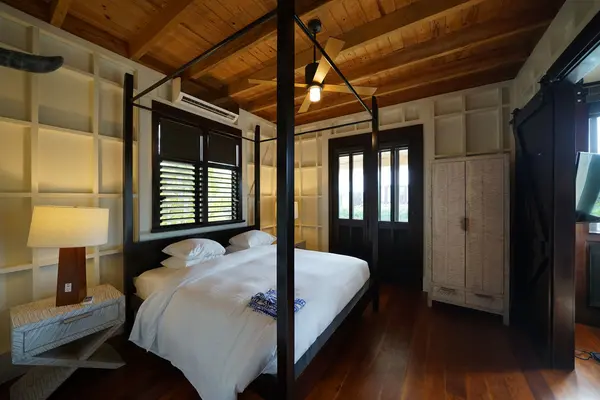 Mahogany Bay, Ambergis Caye,