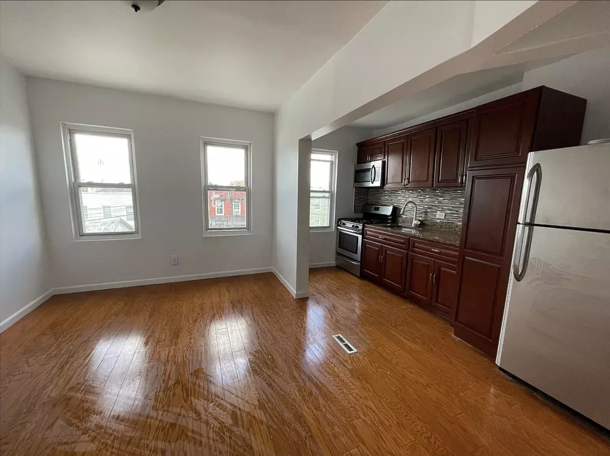 Maspeth, NY 11378,61-49 55th St #2