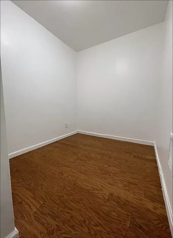 Maspeth, NY 11378,61-49 55th St #2