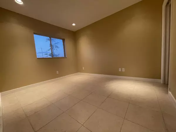 Lehigh Acres, FL 33936,621 Joel Blvd #103