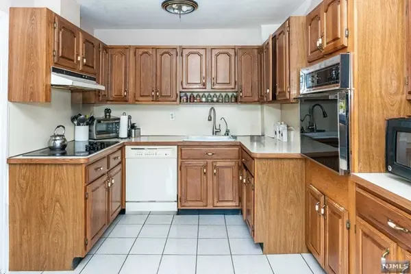 310 Spring Valley Rd, Paramus, NJ 07652