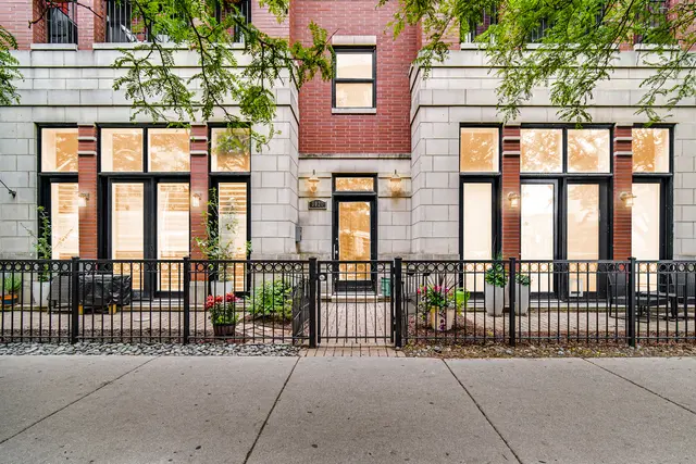 3020 N Sheffield Ave #3N, Chicago, IL 60657