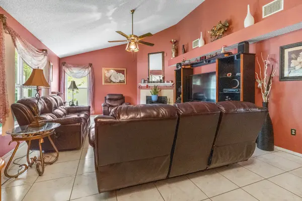 2011 Green Juniper Ln, Brandon, FL 33511