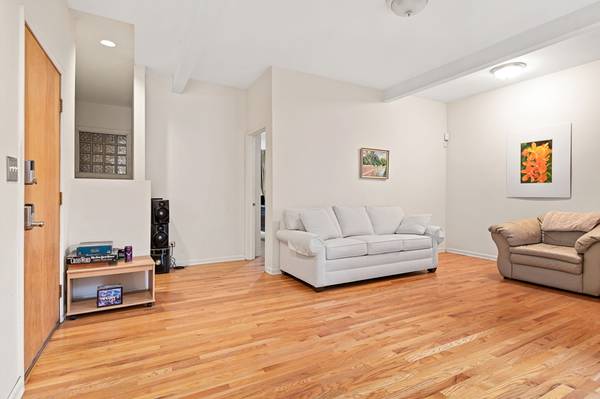 1516 E 65th Pl #1W, Chicago, IL 60637