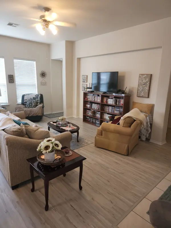 1106 Samson Dr, Hutto, TX 78634