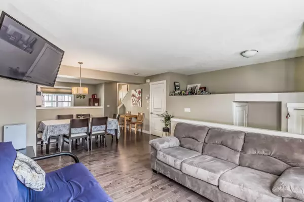 574 McKenzie Towne Dr SE Calgary, AB T2Z 1C7