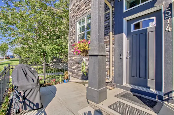 574 McKenzie Towne Dr SE, Calgary, AB T2Z 1C7