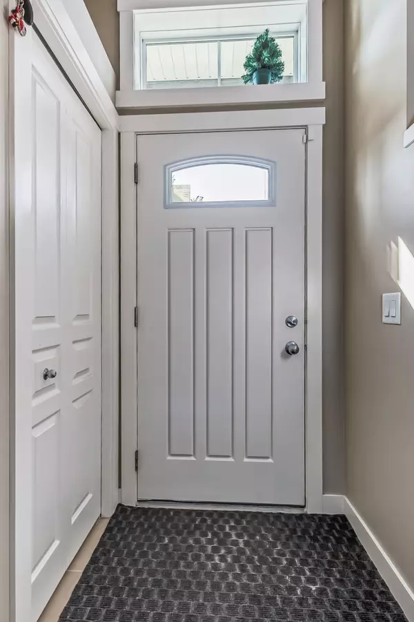 574 McKenzie Towne Dr SE Calgary, AB T2Z 1C7