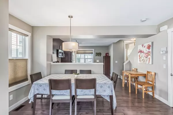 574 McKenzie Towne Dr SE Calgary, AB T2Z 1C7