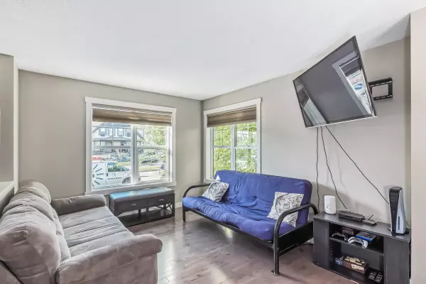 574 McKenzie Towne Dr SE Calgary, AB T2Z 1C7