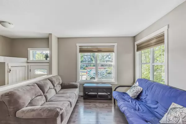 574 McKenzie Towne Dr SE Calgary, AB T2Z 1C7