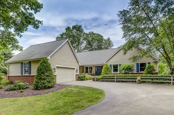 3244 Hidden Creek Dr, Hartland, MI 48353