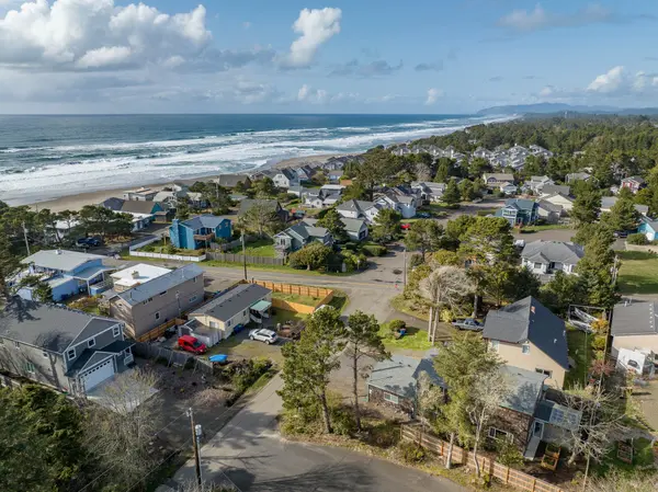 3960 Evergreen Ave, Depoe Bay, OR 97341