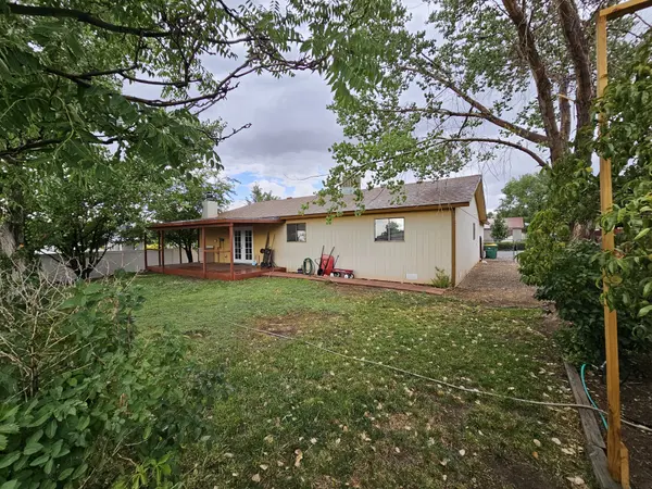 607 E 38th St, Farmington, NM 87401