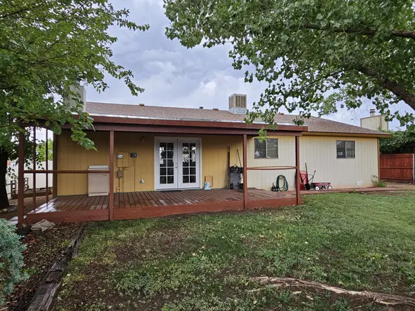 607 E 38th St, Farmington, NM 87401