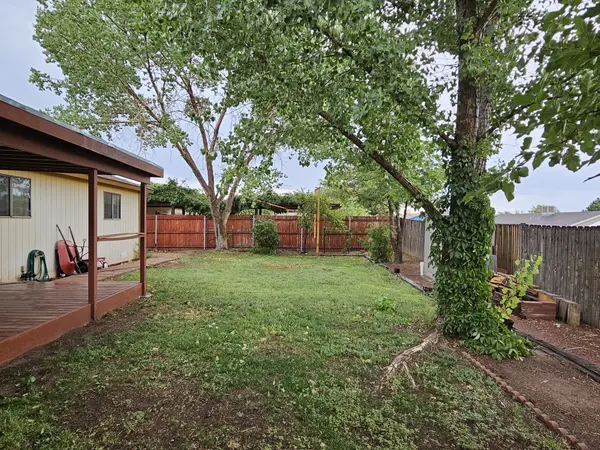 607 E 38th St, Farmington, NM 87401