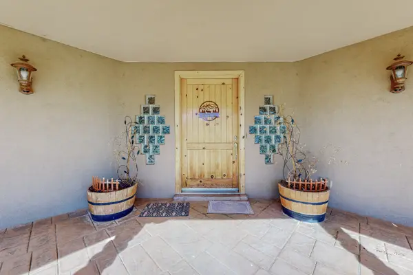 9 Mills Ln NE, Los Lunas, NM 87031