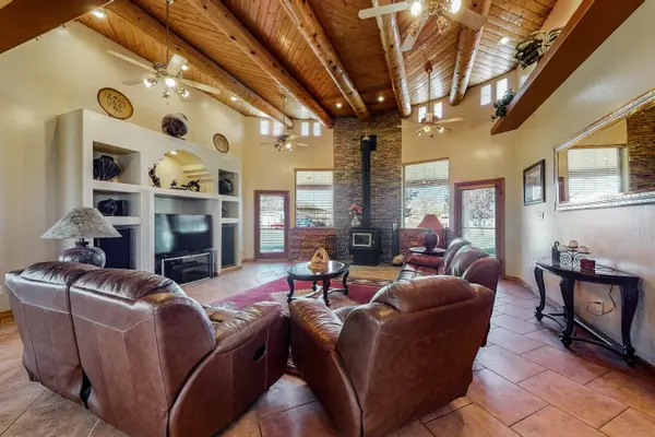 9 Mills Ln NE, Los Lunas, NM 87031