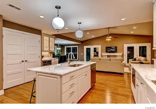 555 Twin Fawns Dr, Frontenac, MO 63131