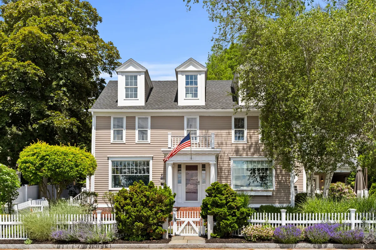 452 Main St, Amesbury, MA 01913