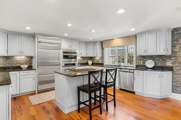 452 Main St, Amesbury, MA 01913