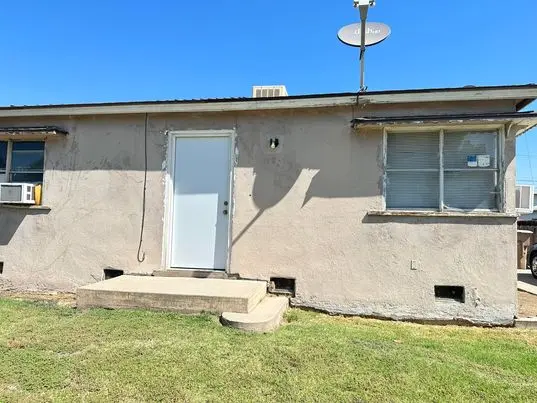 812 Woodrow Ave, Bakersfield, CA 93308