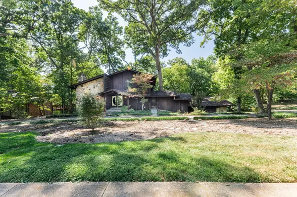 1227 Paloma Dr, St Louis, MO 63131