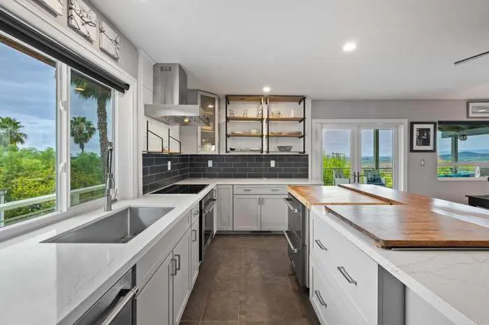 3163 Fruitland Dr, Vista, CA 92084