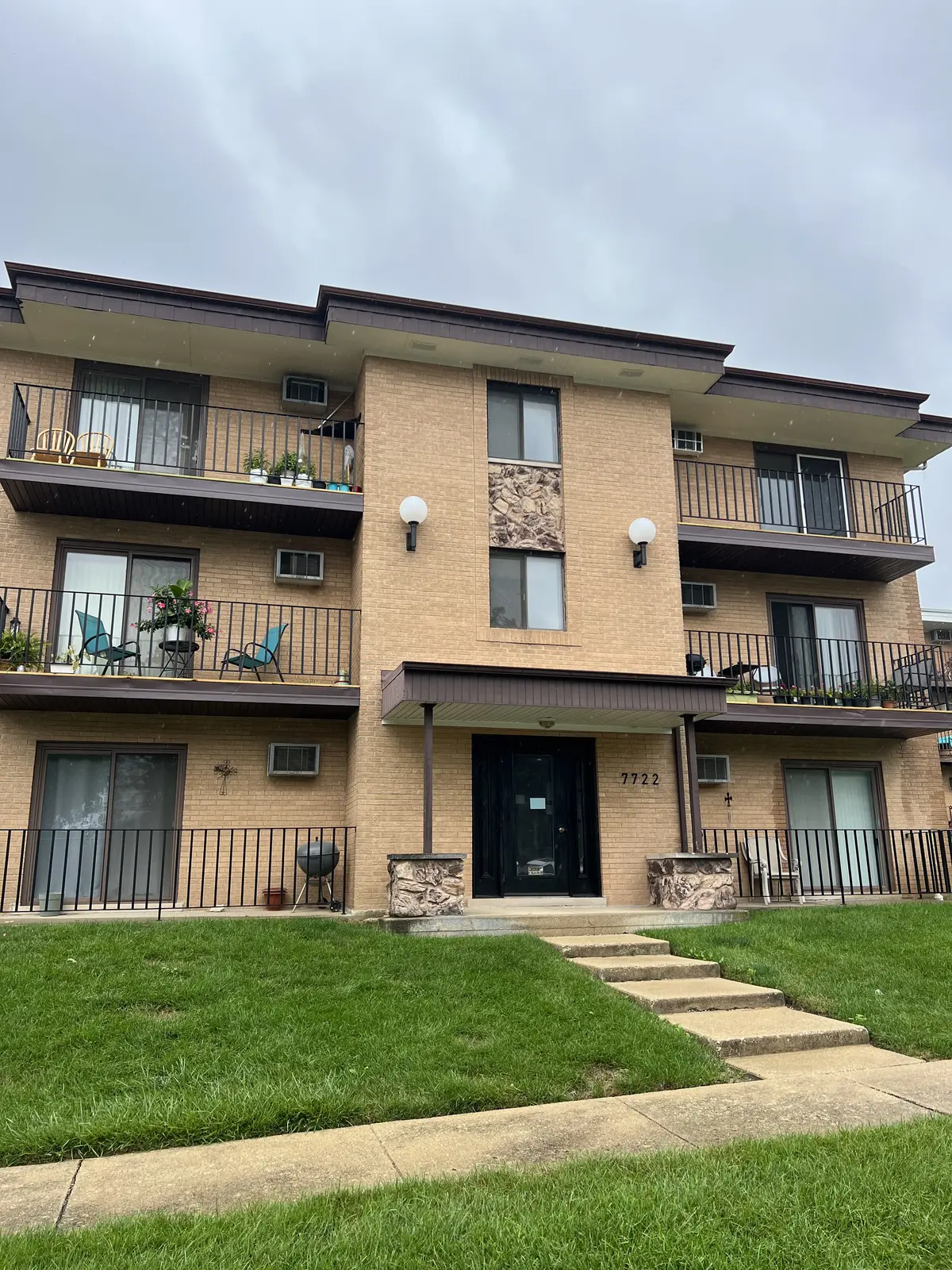 7722 Wildwood Ct, Darien, IL 60561
