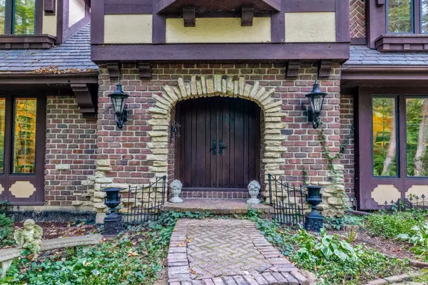 27W161 Mack Rd, Wheaton, IL 60189