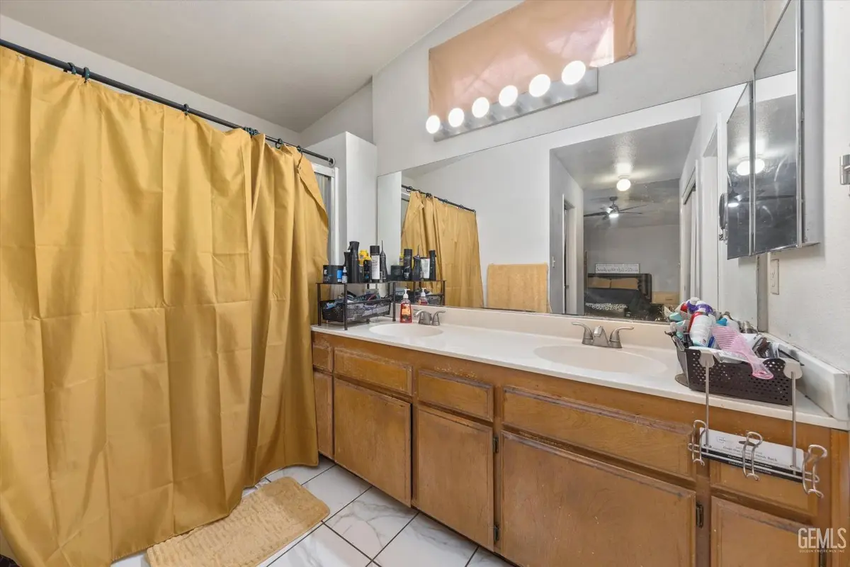 9405 Salinger St, Bakersfield, CA 93311