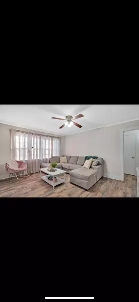 E 8th Ave, Petal, MS 39465-2719