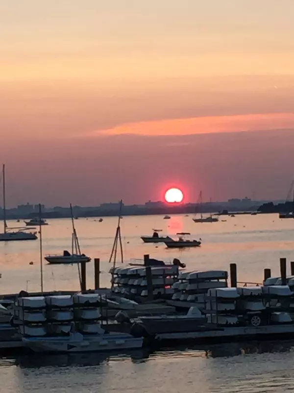 Toms Point Ln, Port Washington, NY 11050-2101
