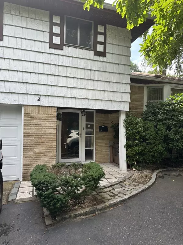 27 Meadowfield Ln, Glen Cove, NY 11542-1609