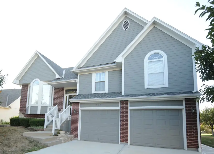 S Lakeshore Dr, Raymore, MO 64083-9069