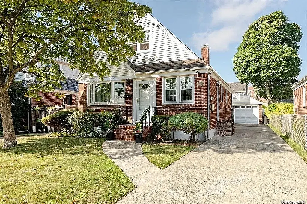 94-24 238th St, Floral Park, NY 11001