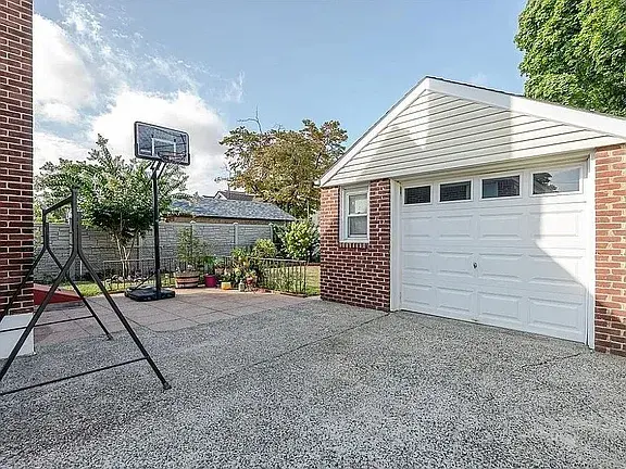 94-24 238th St, Floral Park, NY 11001