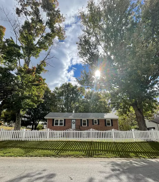 211 W McKee St, Greeneville, TN 37743-4815