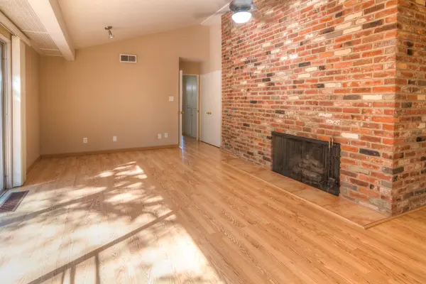 5400 Valhalla Dr, Carmichael, CA 95608-1245