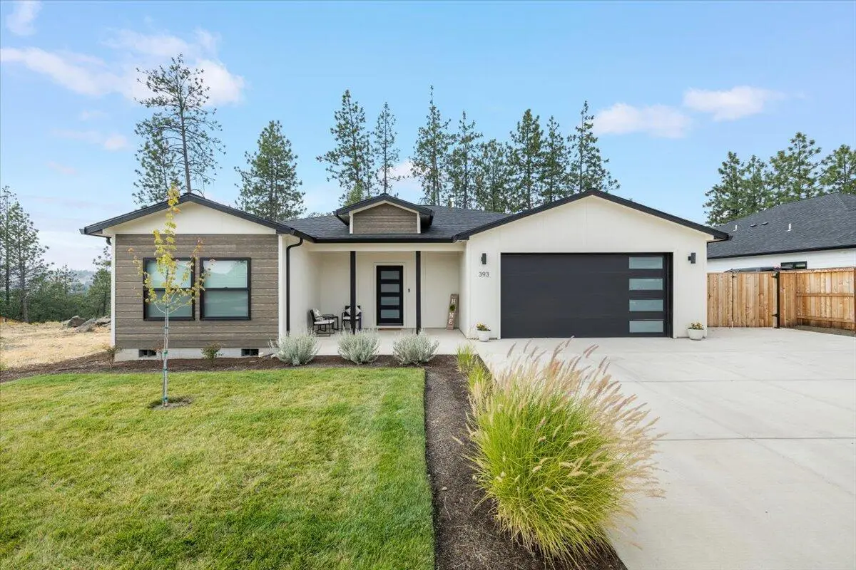 393 Arrowhead Trl, Eagle Point, OR 97524-8608