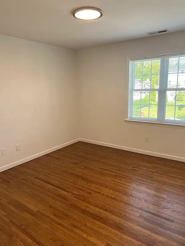 127 Temple St, Harrison, NY 10528-2621
