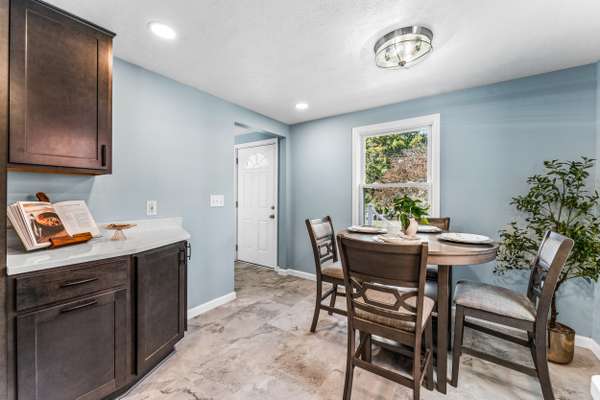 904 Delaware Ave New Castle, PA 16105-2401