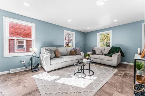 904 Delaware Ave New Castle, PA 16105-2401