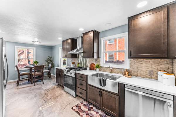 904 Delaware Ave New Castle, PA 16105-2401