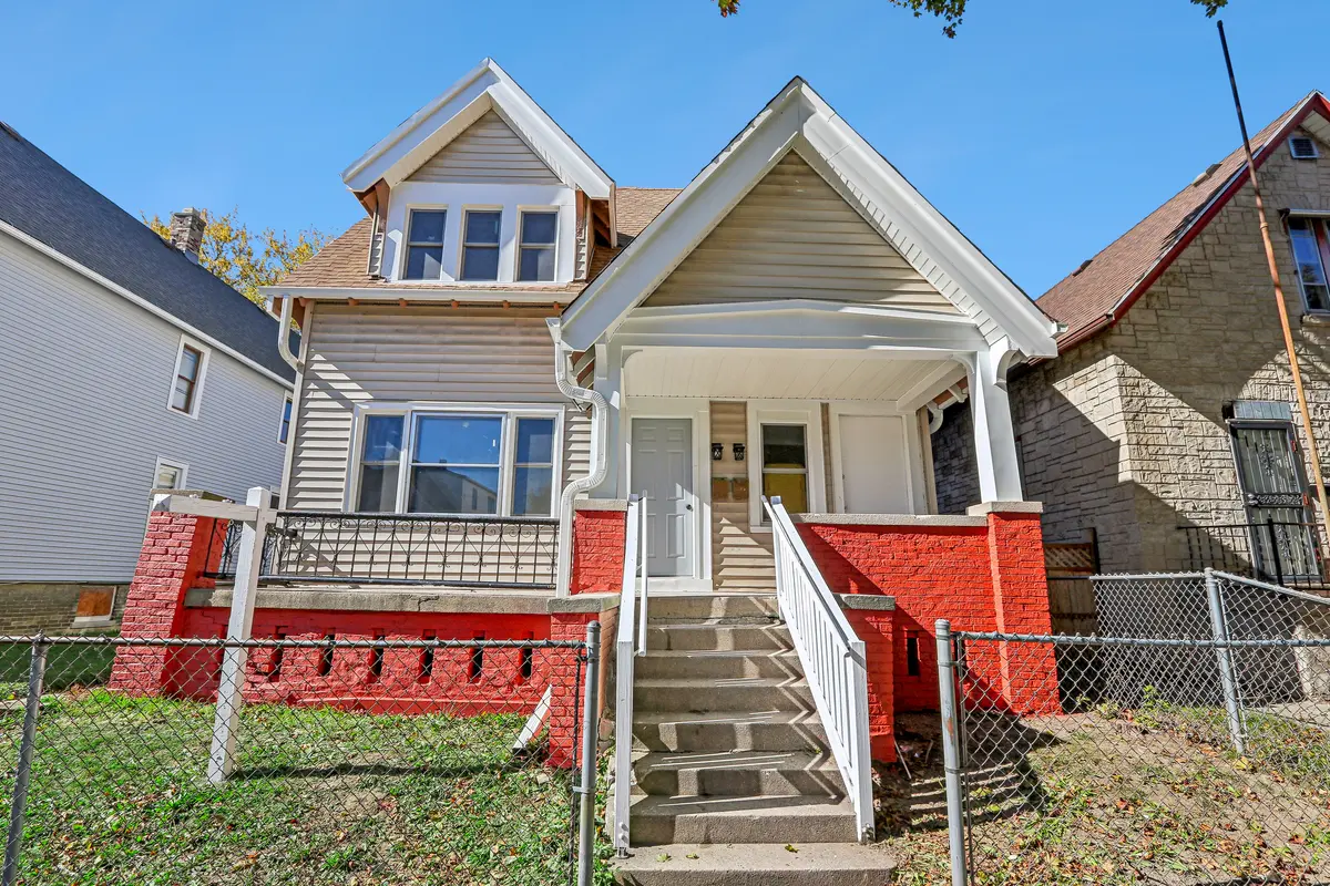 2545 N 21st St, Milwaukee, WI 53206-1504