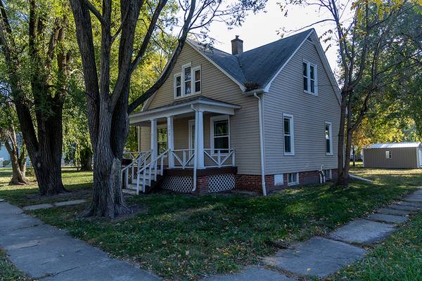 323 N Pine St, Nokomis, IL 62075-1233